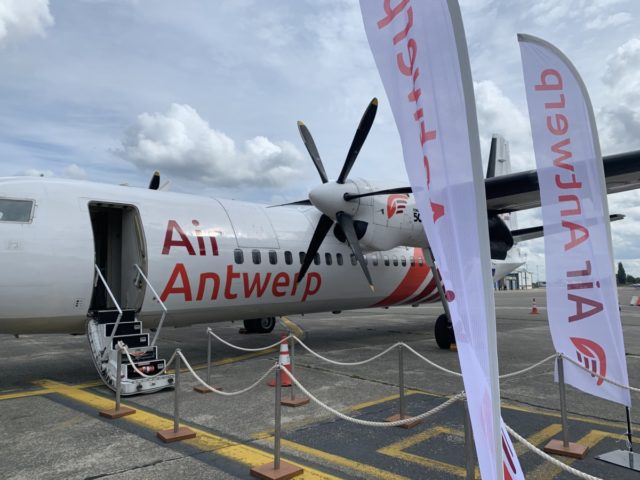 Het Fokker 50 toestel waarmee Air Antwerp naar Londen City vliegt.