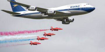 Boeing 747-400 van British Airways in speciale livery wordt begeleid door de Britse Luchtmacht ter ere van de 100ste verjaardag (Bron: British Airways)