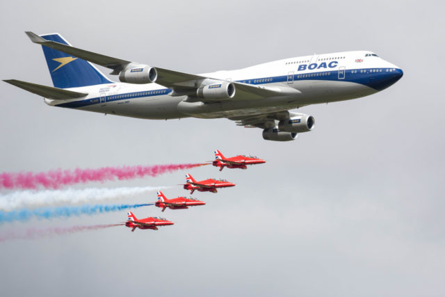 Boeing 747-400 van British Airways in speciale livery wordt begeleid door de Britse Luchtmacht ter ere van de 100ste verjaardag (Bron: British Airways)