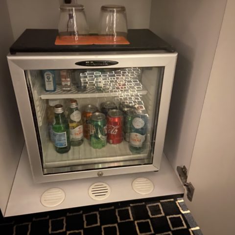 Minibar van de kamer.