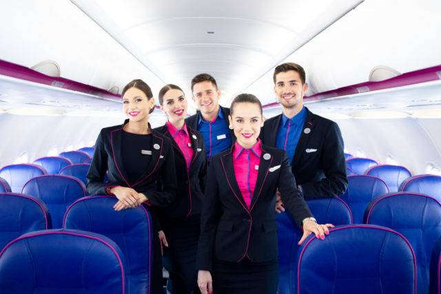 Cabin crew aan boord van een toestel van Wizz Air (Bron: Wizz Air)