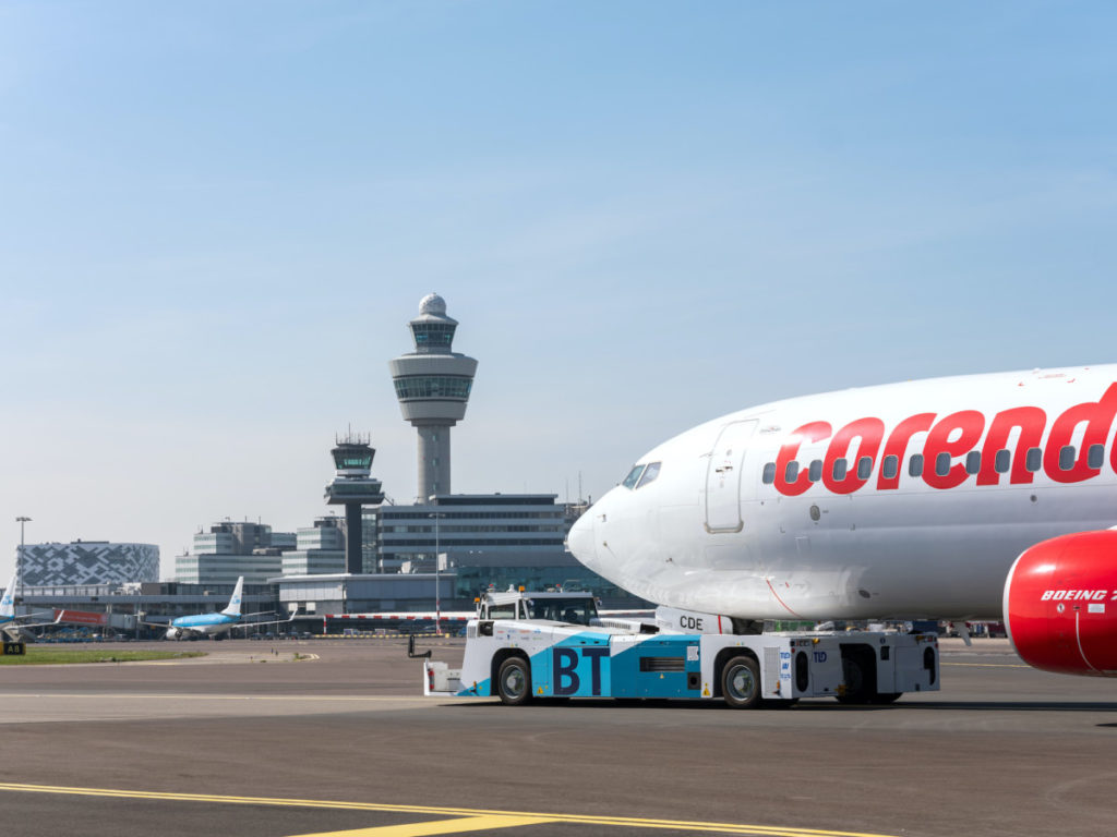 Een Boeing 737 van Corendon wordt ingezet voor de duurzame taxi-test op Schiphol (Bron: Fotografie voor Schiphol / ROGER CREMERS)