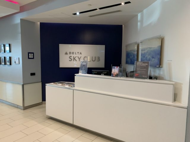 Review Delta Sky Lounge Atlanta - Concourse F Mezzanine Level