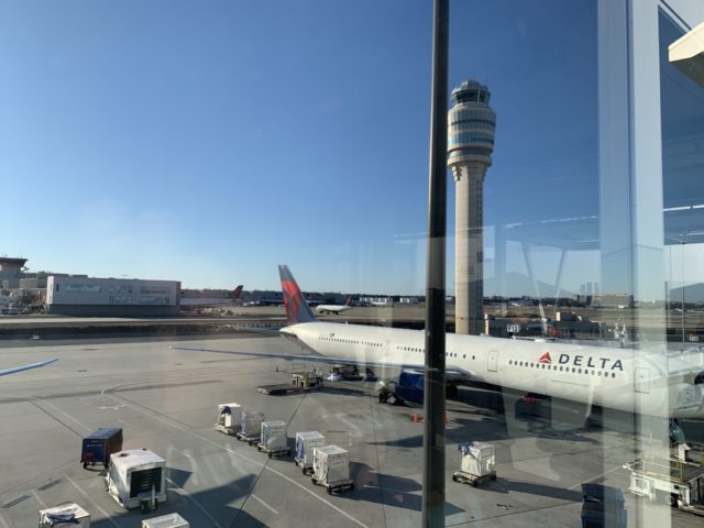 Review Delta Sky Lounge Atlanta - Concourse F Mezzanine Level