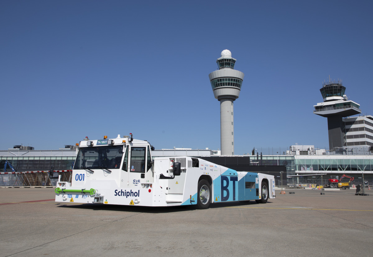 De speciale taxibot die wordt gebruikt voor een nieuwe manier van taxiën op Schiphol (Bron: Fotografie voor Schiphol / ROGER CREMERS)