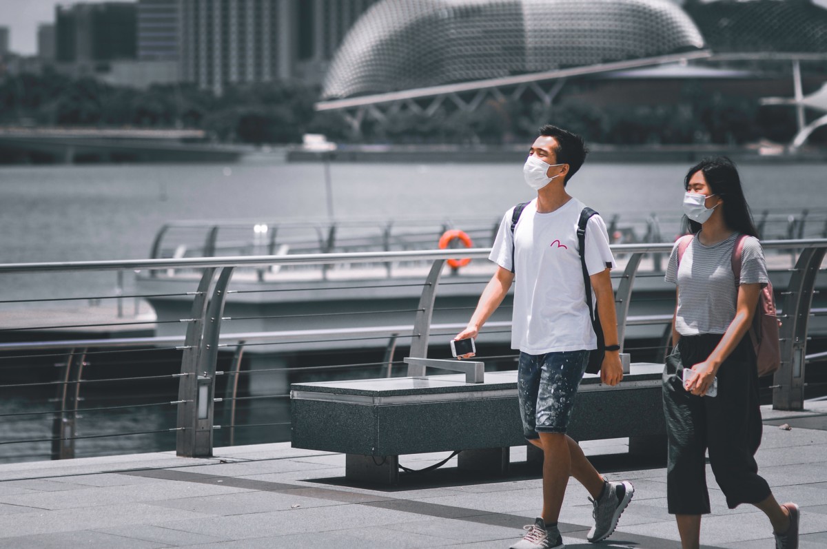 Twee mensen dragen een mondkapje tijdens een bezoek aan Singapore (Bron: Unsplash / Victor He)