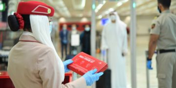 Emirates & Delta delen hygiënekits uit