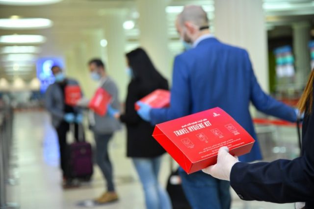 Emirates & Delta delen hygiënekits uit