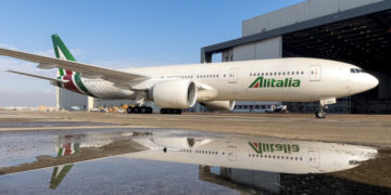 Boeing 777-200 in Alitalia livery bij de hangar (Bron: Alitalia)