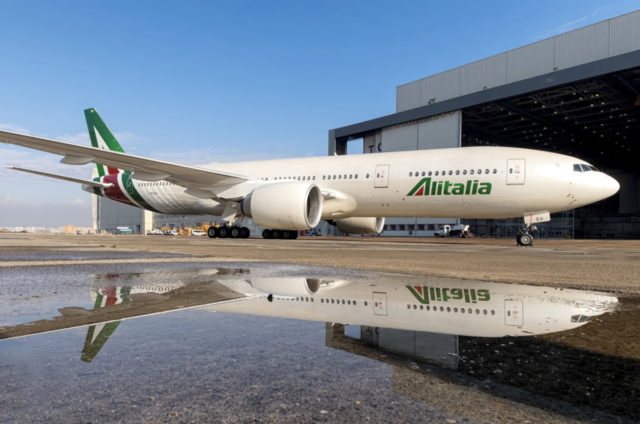 Boeing 777-200 in Alitalia livery bij de hangar (Bron: Alitalia)