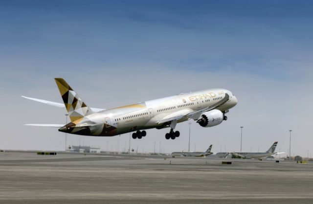 Boeing 787 Dreamliner van Etihad stijgt op (Bron: Etihad)