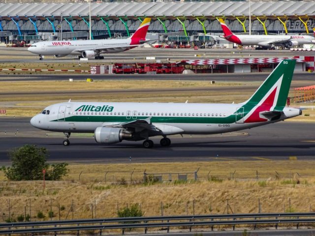 Airbus A320 in Alitalia livery op de luchthaven van Madrid (Bron: Unsplash / Miguel Ángel Sanz)