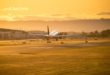 Delta aircraft on Portland airport (Bron: Unsplash . Avel Chuklanov)