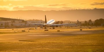 Delta aircraft on Portland airport (Bron: Unsplash . Avel Chuklanov)