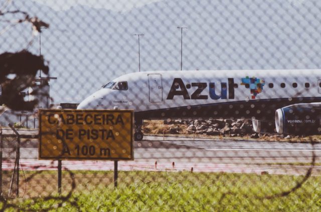 Toestel van het Braziliaanse Azul op de luchthaven (Bron: Unsplash / Claudio Luiz Castro)