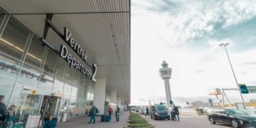 Departures 2 hal op Amsterdam Airport Schiphol (Bron: Ben Koorengevel / Unsplash)