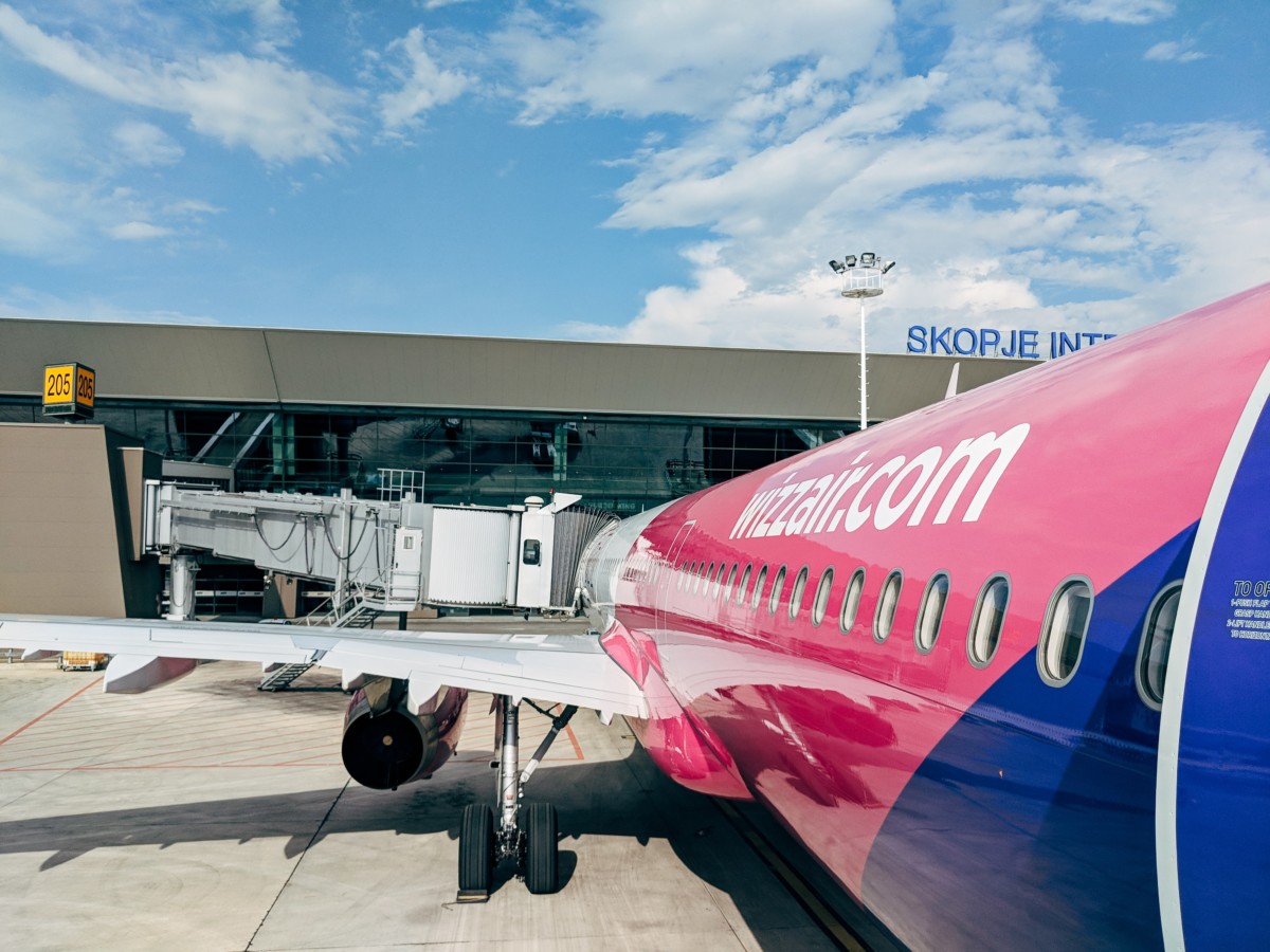 Airbus toestel van Wizz Air op de luchthaven van Skopje (Bron: Unsplash / Markus Winkler)