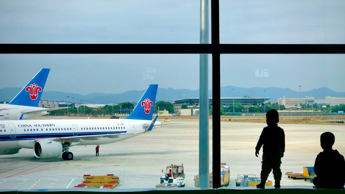 China Southern toestel op de luchthaven van Guangzhou Baiyun T2 (Bron: Unsplash / Jay Zhang)