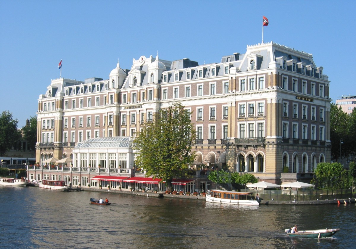 InterContinental Amsterdam gezien vanaf de Torontobrug (Bron: Wikimedia Commons / Mtcv)