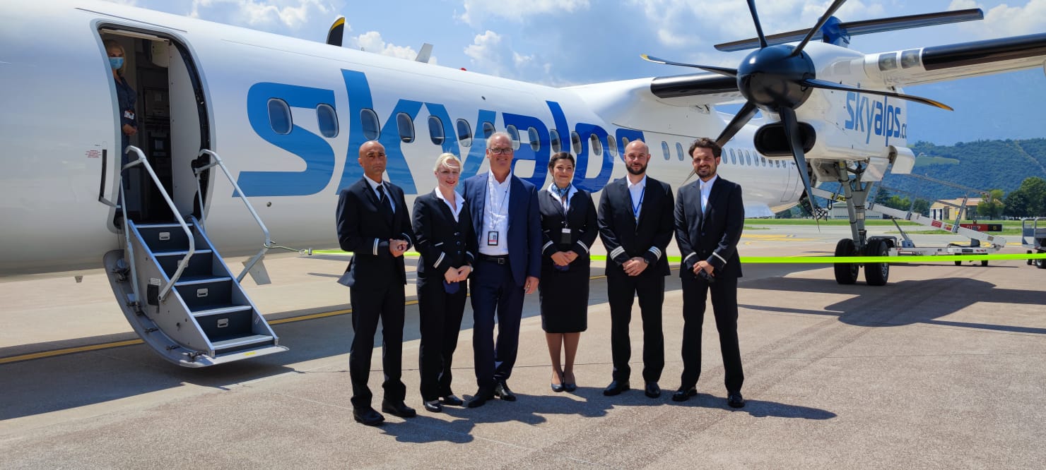 Medewerkers van Skyalps poseren bij een van de twee toestellen van de airline (Bron: Skyalps)