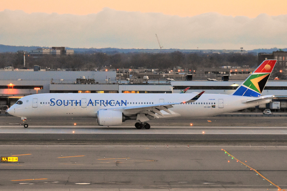 South African Airways Airbus A350-941 ZS-SDF komt aan op JFK Airport (Bron: Wikimedia Commons / Adam Moreira)