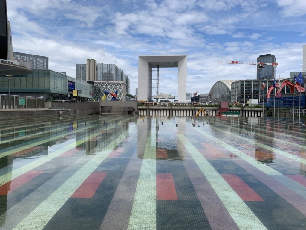 La Grande Arche de la Fraternité, de moderne versie van de Arc de Triomphe