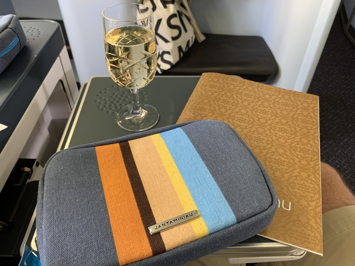 Huidige KLM amenity kit voor passagiers in World Business Class