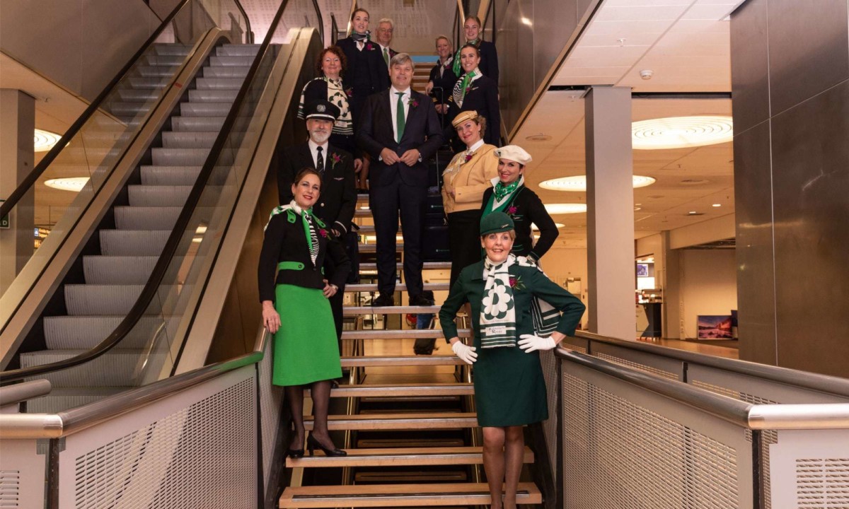 Transavia crew uniformen door de jaren heen (Bron: Transavia)