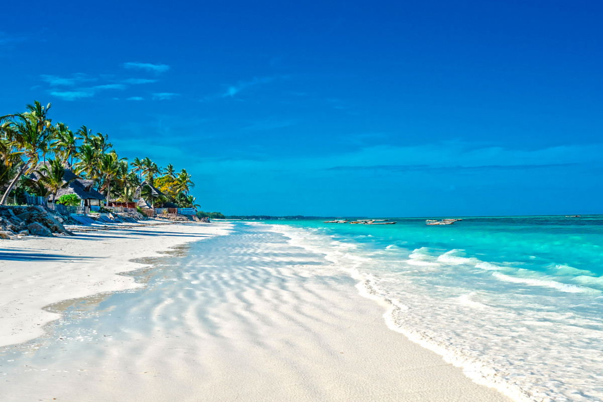 De witte stranden en blauwe zee van Zanzibar (Bron: Corendon)