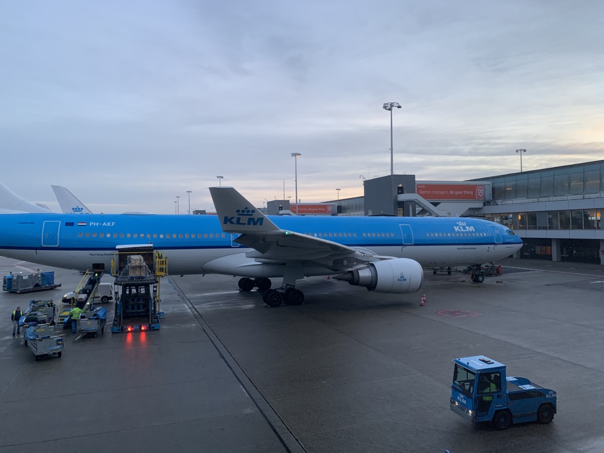 Review: KLM A330-300 World Business Class - Calgary - Amsterdam