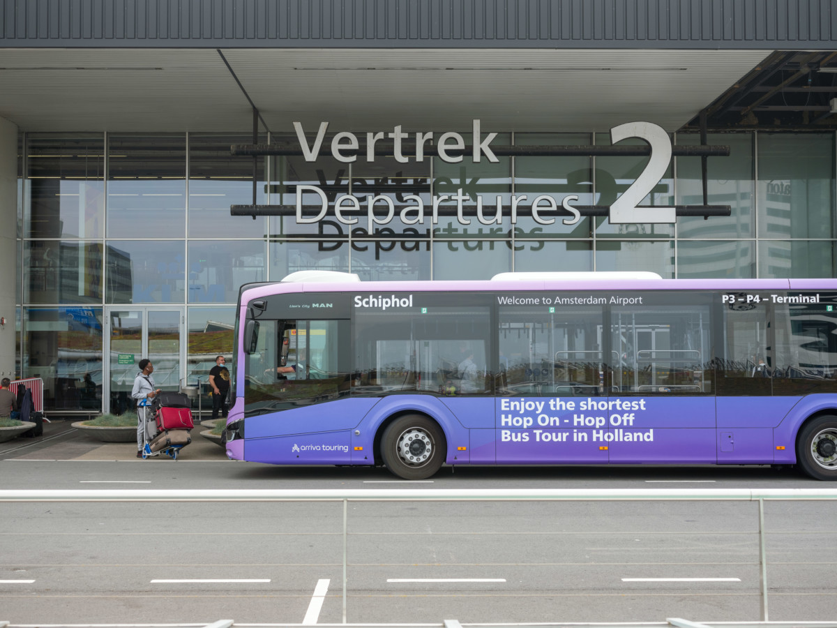 Bus bij Departures 2 Amsterdam Airport Schiphol (Bron: Amsterdam Airport Schiphol)