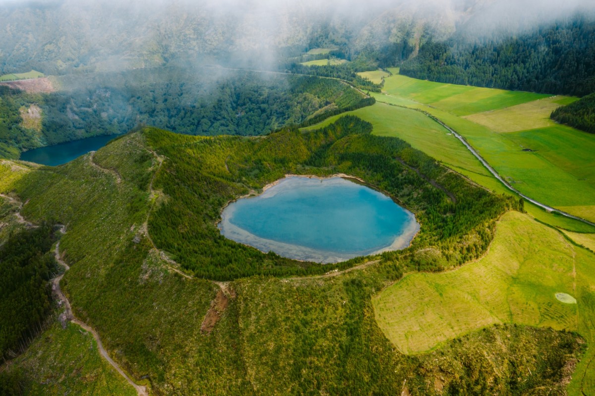 Kratermeer op de Azoren (Bron: Unsplash/Damir Babacic)