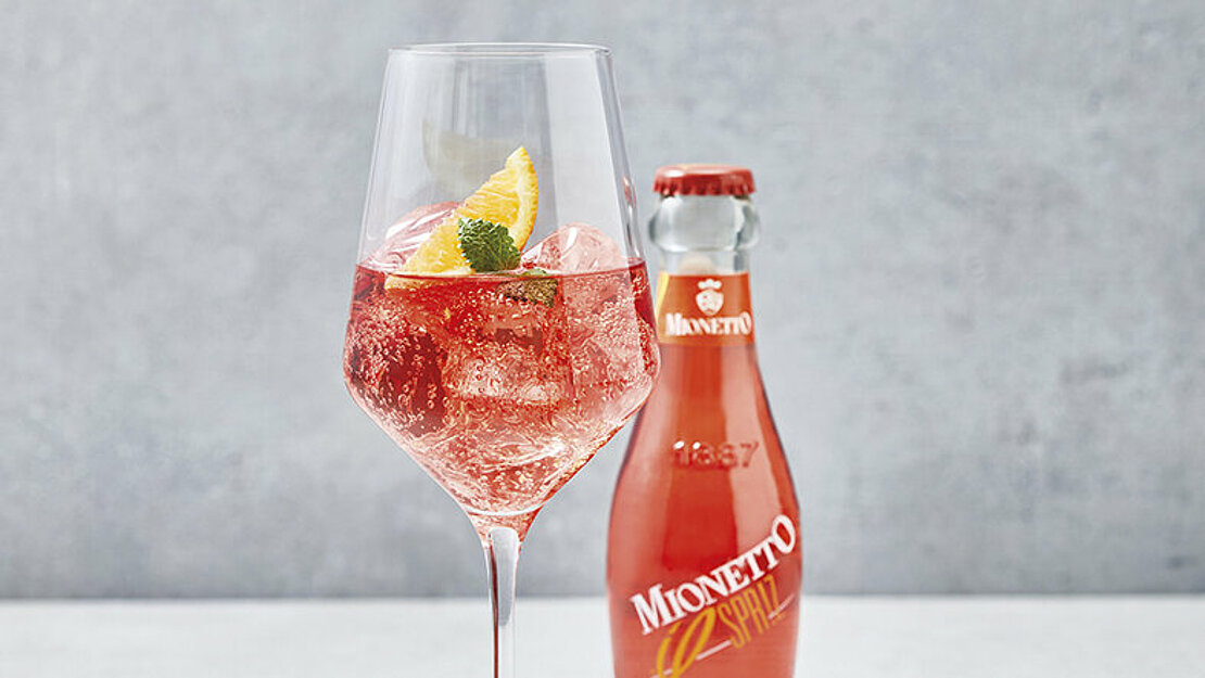 Een van de nieuwe premium buy-on-board opties is Mionetto Spritz (Bron: Lufthansa)