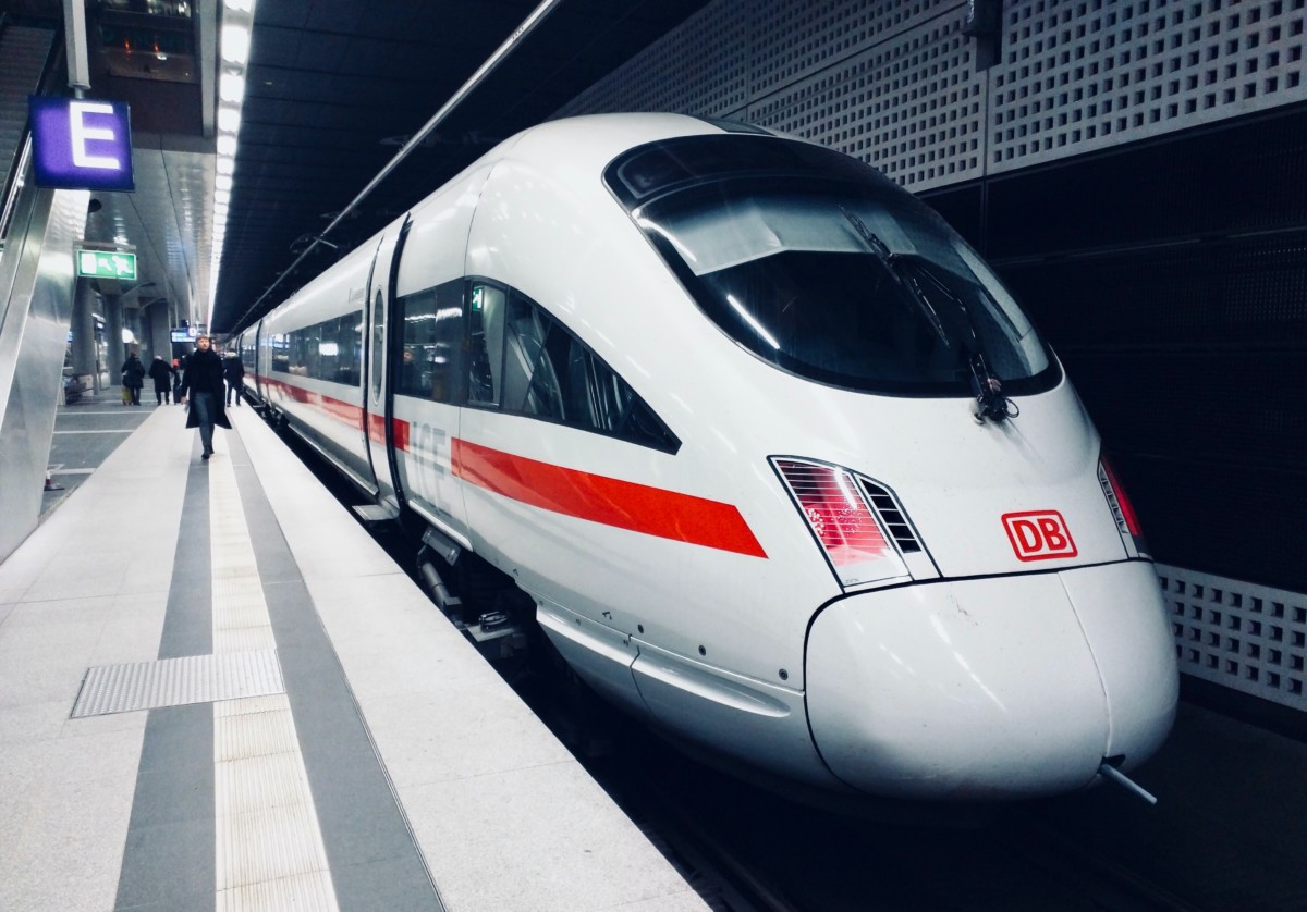 ICE trein op het centrale station van Berlijn (Unsplash / Daniel Abadia)