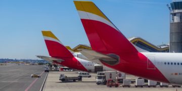 Staart van twee Iberia vliegtuigen op de luchthaven van Madrid (Bron: Unsplash / Miguel Angel Sanz)