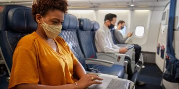 Passagier in Comfort+ maakt gebruik van Delta WiFi (Bron: Delta)