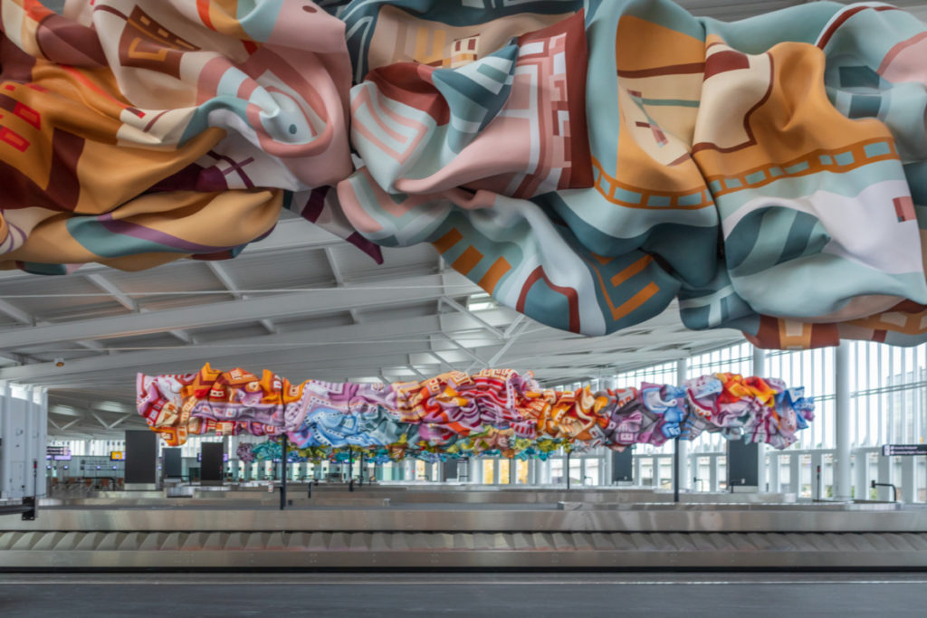 Kunst op de nieuwe aankomstterminal van Seattle, gemaakt door Marela Zacarías (Bron: Delta)