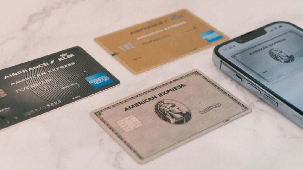 American Express kaarten op een tafel (Bron: Unsplash / CardMapr)