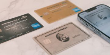 American Express kaarten op een tafel (Bron: Unsplash / CardMapr)