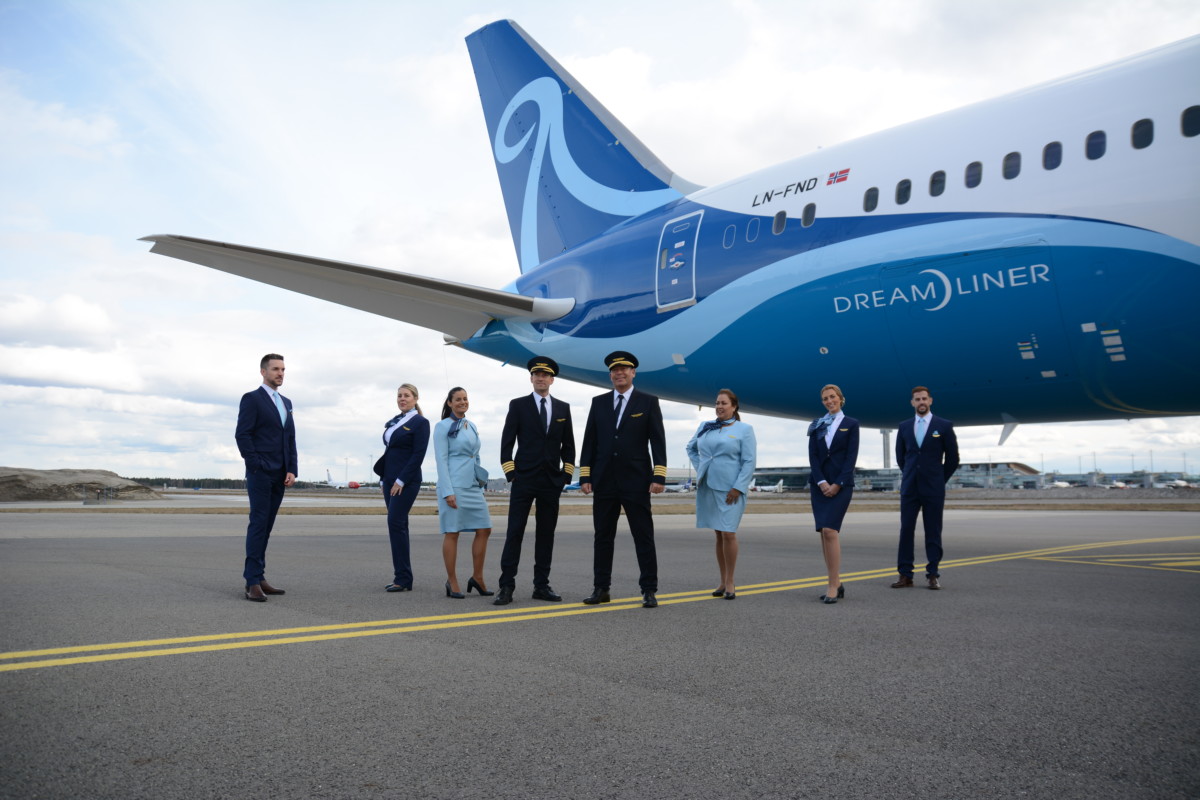 Crew voor de staart van een Boeing 787 Dreamliner van Norse Atlantic Airways (Bron: Norse Atlantic Airways / Pawel Gradek)