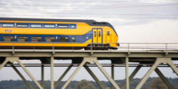 NS Intercity rijdt over een brug (Bron: NS)