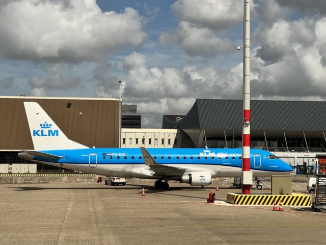 Ondanks beperkingen Schiphol verwacht KLM weinig overlast voor reizigers.