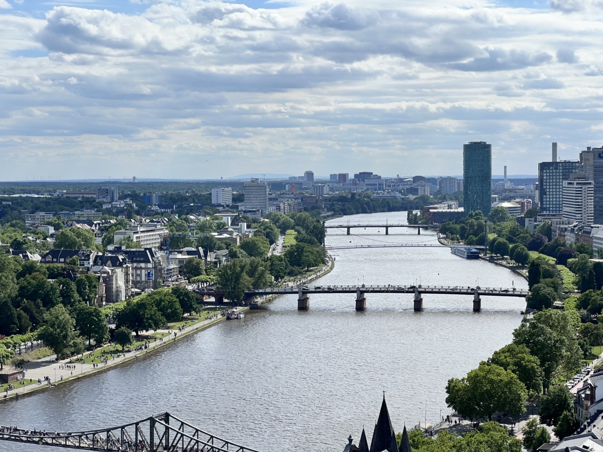 Het Roomers Frankfurt is vlakbij de rivier de Mainz gevestigd (Foto: InsideFlyer)