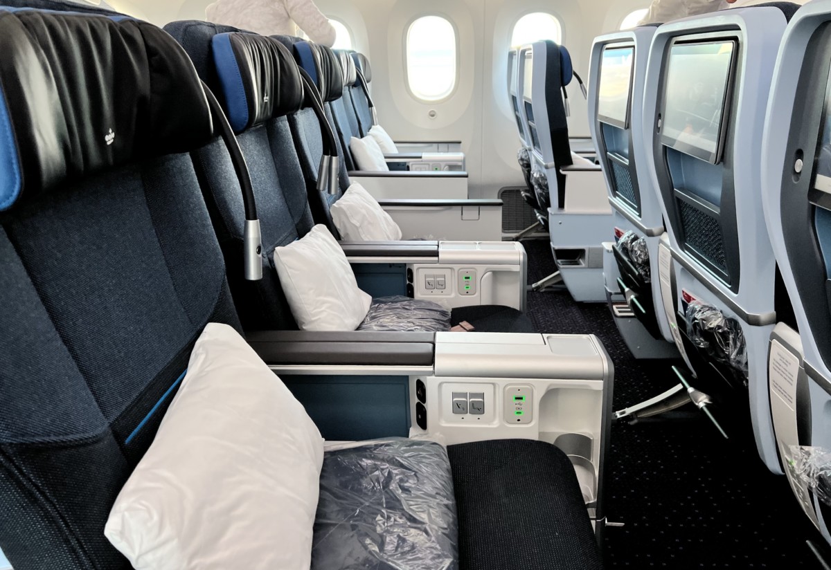 Review: KLM Premium Comfort | Amsterdam – New York JFK | Boeing 787-10 Dreamliner