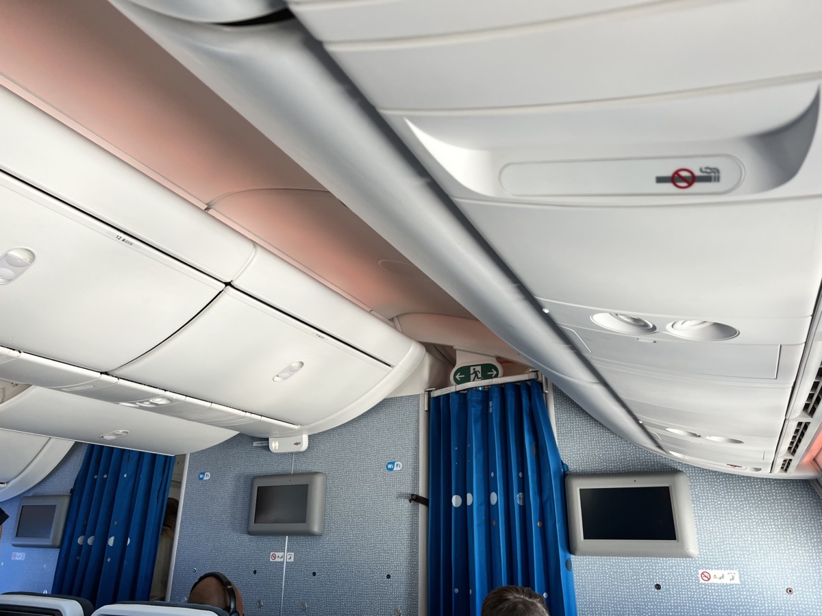 InsideLook Review KLM Premium Comfort Boeing 787-10 Dreamliner 194 ...