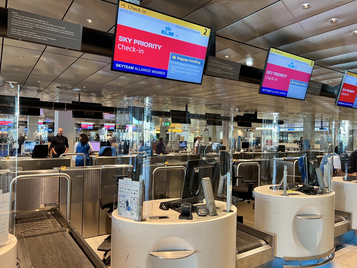 Inchecken bij de SkyPriority balies op Schiphol. Dit is inclusief voor Premium Comfortreizigers. 