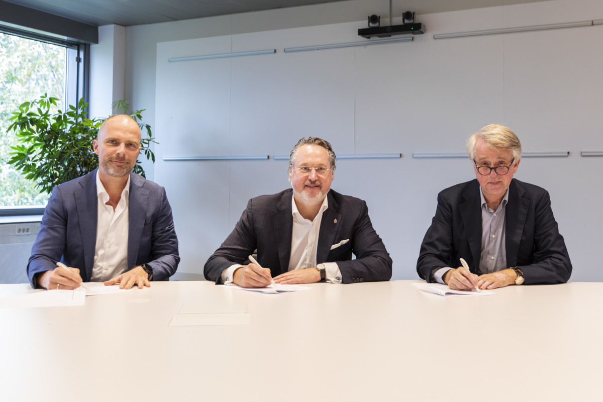 Robert Carsouw, Stephan Satijn, Dick Benschop ondertekenen de strategische samenwerking tussen Maastricht Aachen Airport en Royal Schiphol Group (Bron: Schiphol)