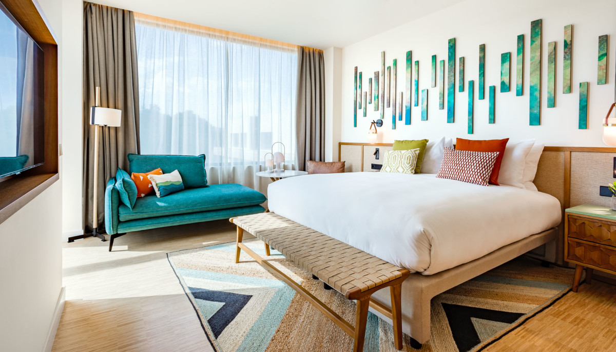 Kimpton-Aysla-Mallorca--Guestroom-Carousel-Image-1