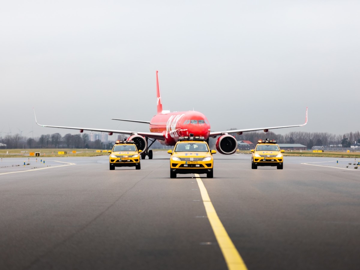 Toestel van PLAY op de luchthaven van Amsterdam Airport Schiphol (Bron: PLAY)