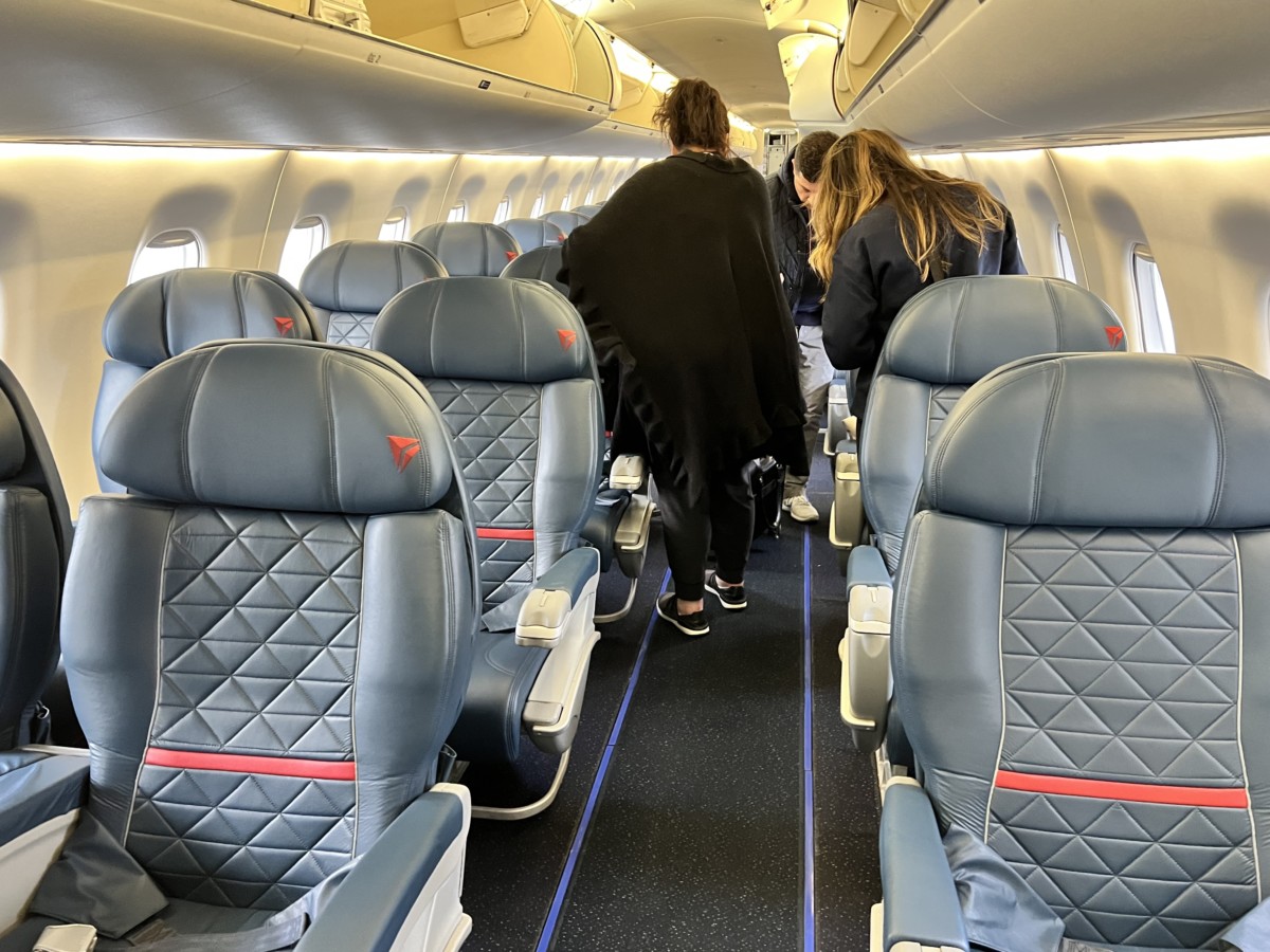 Review: Delta Connection (Skywest) Embraer 175 | First Class Chicago - New York